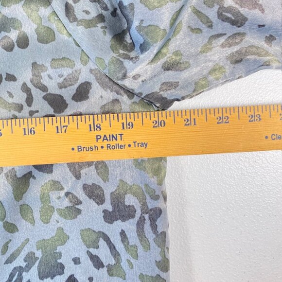 Queen Collection Blouse Women's size Small grey leopard print business - Picture 13 of 15